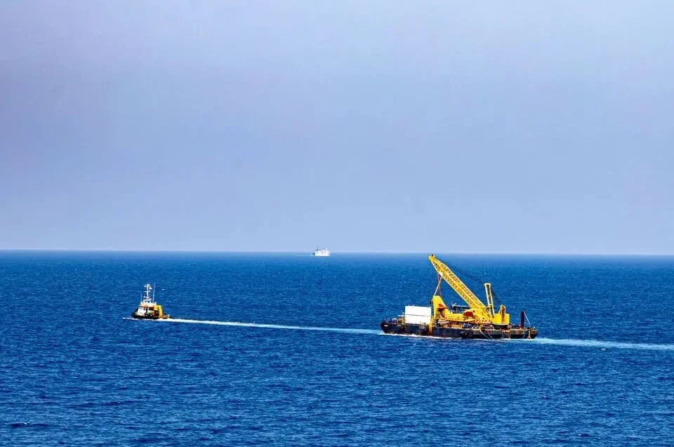 Ocean engineering ship equipped with planar phased array