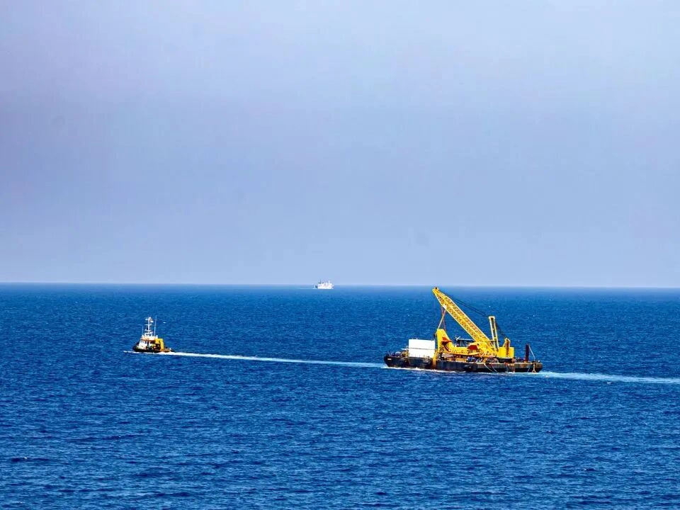 Ocean engineering ship equipped with planar phased array