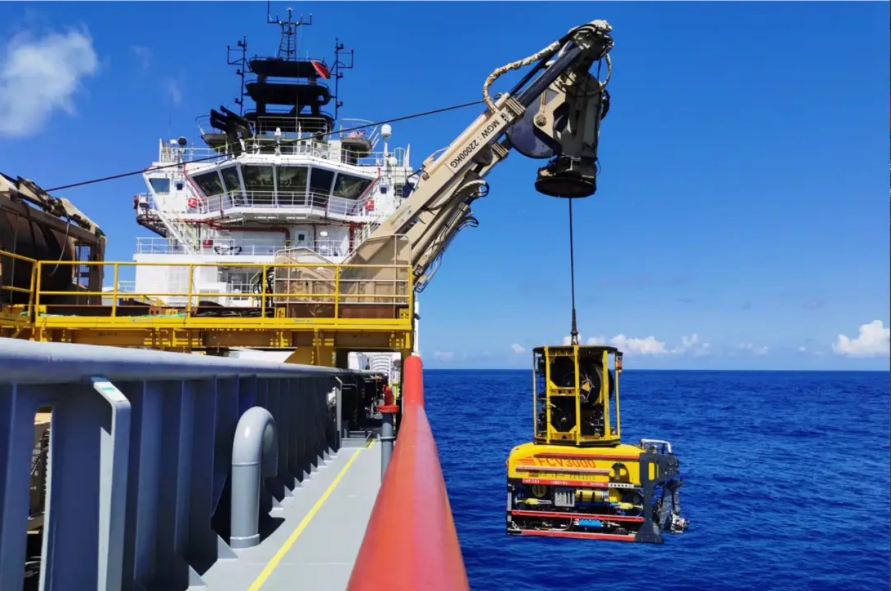 underwater tracking device header